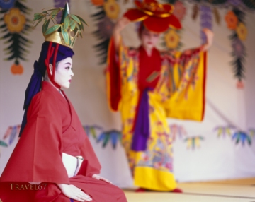Ryukyu dance performance at Shuri Castle.
