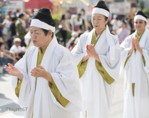 Yuta (priestesses) offering prayers during the Shuri Castle Festival.